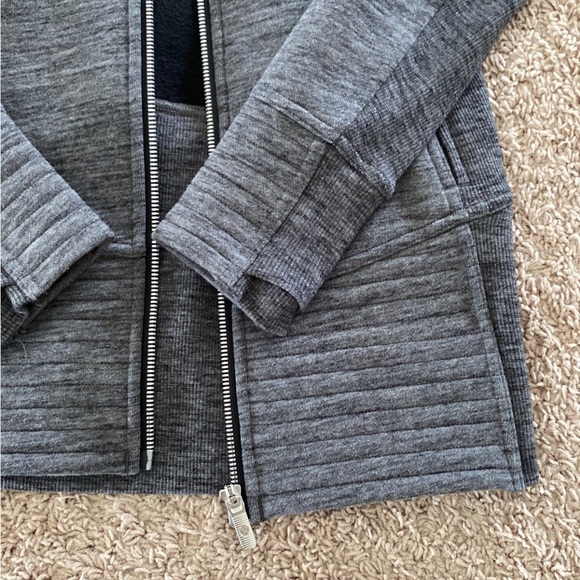 Lululemon jacket size 4 - Picture 2 of 7
